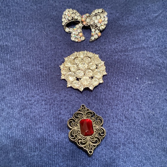 Set of three pins 1 1/2” x 1 1/2” - Picture 4 of 6